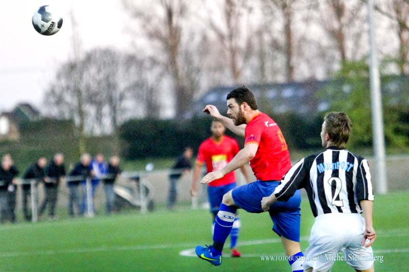 15041409.jpg - FOTOOPDRACHT:Dordrecht:14-04-2015:DORDRECHT - Dinsdagavond 4 April 2015 Districtsbekervoetbal in Dordrecht tussen zondag derde klasser Dubbeldam en topklasser Hoek.  Deze digitale foto blijft eigendom van FOTOPERSBURO BUSINK. Wij hanteren de voorwaarden van het N.V.F. en N.V.J. Gebruik van deze foto impliceert dat u bekend bent  en akkoord gaat met deze voorwaarden bij publicatie.EB/ETIENNE BUSINK