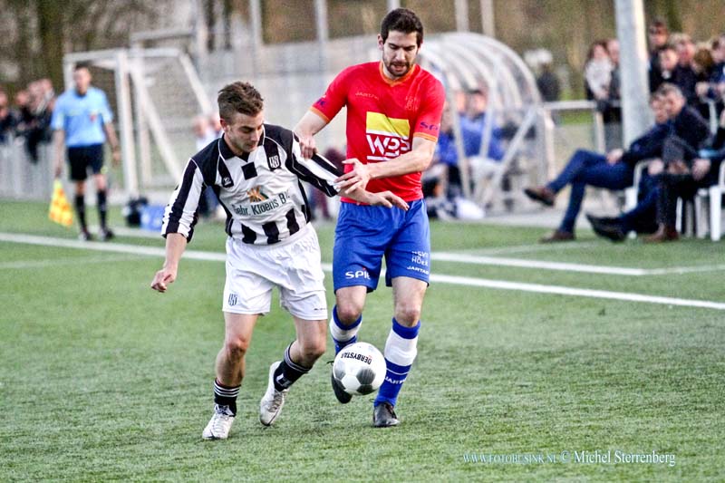 15041410.jpg - FOTOOPDRACHT:Dordrecht:14-04-2015:DORDRECHT - Dinsdagavond 4 April 2015 Districtsbekervoetbal in Dordrecht tussen zondag derde klasser Dubbeldam en topklasser Hoek.  Deze digitale foto blijft eigendom van FOTOPERSBURO BUSINK. Wij hanteren de voorwaarden van het N.V.F. en N.V.J. Gebruik van deze foto impliceert dat u bekend bent  en akkoord gaat met deze voorwaarden bij publicatie.EB/ETIENNE BUSINK