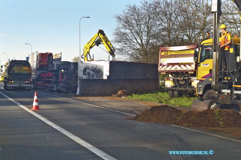 15041501.jpg - VIANEN - vrachtwagen op zijn kant op de rijksweg A27 er ontstond vele kilometers file de vrachtwgen was geladen grond. ook  was er veel schade aan de weg en vangrieel.NOVUM COPYRIGHT ETIENNE BUSINK