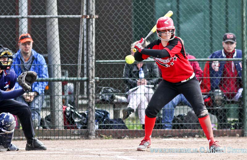 15041802.jpg - FOTOOPDRACHT:Zwijndrecht:18-04-2015:ZWIJNDRECHT - zaterdag 18 April 2015 Damens Softball wedstrijd uit de Silver League tussen HSV Zwijndrecht en UVV op Sportpark Bakestein.Deze digitale foto blijft eigendom van FOTOPERSBURO BUSINK. Wij hanteren de voorwaarden van het N.V.F. en N.V.J. Gebruik van deze foto impliceert dat u bekend bent  en akkoord gaat met deze voorwaarden bij publicatie.EB/ETIENNE BUSINK