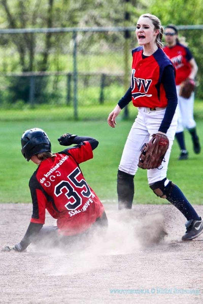 15041803.jpg - FOTOOPDRACHT:Zwijndrecht:18-04-2015:ZWIJNDRECHT - zaterdag 18 April 2015 Damens Softball wedstrijd uit de Silver League tussen HSV Zwijndrecht en UVV op Sportpark Bakestein.Deze digitale foto blijft eigendom van FOTOPERSBURO BUSINK. Wij hanteren de voorwaarden van het N.V.F. en N.V.J. Gebruik van deze foto impliceert dat u bekend bent  en akkoord gaat met deze voorwaarden bij publicatie.EB/ETIENNE BUSINK