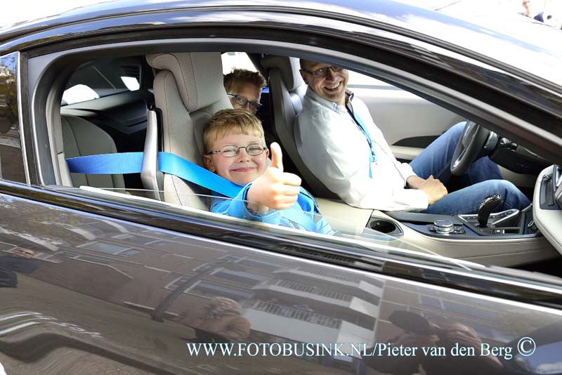 15041804.jpg - FOTOOPDRACHT:Papendrecht:18-04-2015:PAPENDRECHT - Zaterdag 18 april 2015 Kids And Cars voor de 2e maal, een toertocht met  exclusieve (sport)autos. Voor kinderen die het minder hebben of vaak in een ziekenhuis liggen een lach te bezorgen. Tijdens deze rondrit werden 4 gemeenten aan gedaan, te weten: Alblasserdam, Molenwaard en Sliedrecht. De rit eindigde op de Markt in Papendrecht. De opbrengst bedraagt 12.500 euro voor Het Vergeten Kind. Deze digitale foto blijft eigendom van FOTOPERSBURO BUSINK. Wij hanteren de voorwaarden van het N.V.F. en N.V.J. Gebruik van deze foto impliceert dat u bekend bent  en akkoord gaat met deze voorwaarden bij publicatie.EB/ETIENNE BUSINK