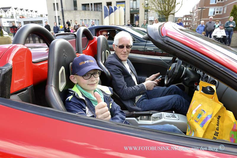 15041805.jpg - FOTOOPDRACHT:Papendrecht:18-04-2015:PAPENDRECHT - Zaterdag 18 april 2015 Kids And Cars voor de 2e maal, een toertocht met  exclusieve (sport)autos. Voor kinderen die het minder hebben of vaak in een ziekenhuis liggen een lach te bezorgen. Tijdens deze rondrit werden 4 gemeenten aan gedaan, te weten: Alblasserdam, Molenwaard en Sliedrecht. De rit eindigde op de Markt in Papendrecht. De opbrengst bedraagt 12.500 euro voor Het Vergeten Kind. Deze digitale foto blijft eigendom van FOTOPERSBURO BUSINK. Wij hanteren de voorwaarden van het N.V.F. en N.V.J. Gebruik van deze foto impliceert dat u bekend bent  en akkoord gaat met deze voorwaarden bij publicatie.EB/ETIENNE BUSINK