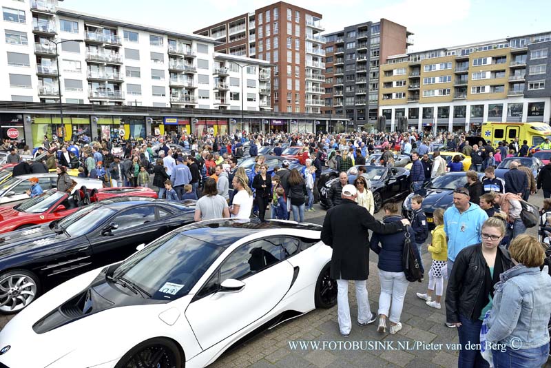 15041806.jpg - FOTOOPDRACHT:Papendrecht:18-04-2015:PAPENDRECHT - Zaterdag 18 april 2015 Kids And Cars voor de 2e maal, een toertocht met  exclusieve (sport)autos. Voor kinderen die het minder hebben of vaak in een ziekenhuis liggen een lach te bezorgen. Tijdens deze rondrit werden 4 gemeenten aan gedaan, te weten: Alblasserdam, Molenwaard en Sliedrecht. De rit eindigde op de Markt in Papendrecht. De opbrengst bedraagt 12.500 euro voor Het Vergeten Kind. Deze digitale foto blijft eigendom van FOTOPERSBURO BUSINK. Wij hanteren de voorwaarden van het N.V.F. en N.V.J. Gebruik van deze foto impliceert dat u bekend bent  en akkoord gaat met deze voorwaarden bij publicatie.EB/ETIENNE BUSINK