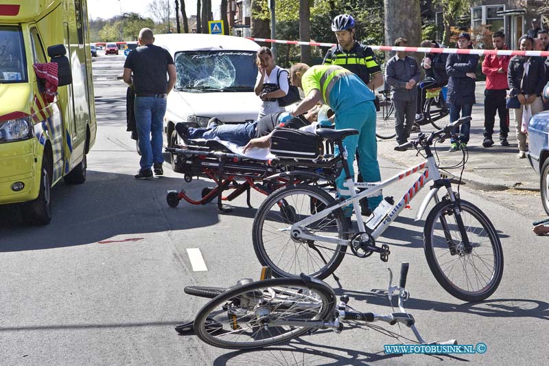 15041903.jpg - FOTOOPDRACHT:Dordrecht:19-04-2015:Dordrecht - zondagmiddag 19- april 2015 Op de Bosboom Toussaintstraat bij een verkeers ongeval tussen auto en een fietser,is een man gewond geraakt. De fietser raak te gewond aan zijn hoofd en werd voor onderzoek mee genomen naar het ziekenhuis. De politie stelt een onderzoek in naar de toedracht van het ongeval, de weg was geruime tijd afgesloten voor het verkeer.Deze digitale foto blijft eigendom van FOTOPERSBURO BUSINK. Wij hanteren de voorwaarden van het N.V.F. en N.V.J. Gebruik van deze foto impliceert dat u bekend bent  en akkoord gaat met deze voorwaarden bij publicatie.EB/ETIENNE BUSINK