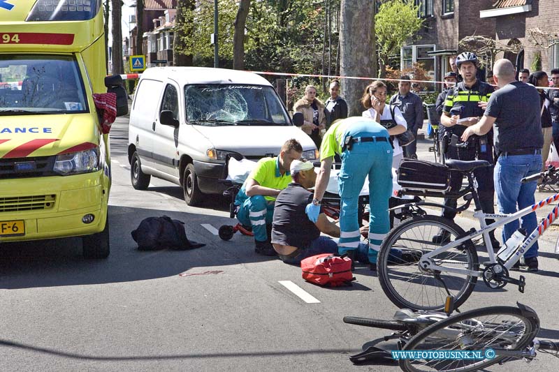 15041904.jpg - FOTOOPDRACHT:Dordrecht:19-04-2015:Dordrecht - zondagmiddag 19- april 2015 Op de Bosboom Toussaintstraat bij een verkeers ongeval tussen auto en een fietser,is een man gewond geraakt. De fietser raak te gewond aan zijn hoofd en werd voor onderzoek mee genomen naar het ziekenhuis. De politie stelt een onderzoek in naar de toedracht van het ongeval, de weg was geruime tijd afgesloten voor het verkeer.Deze digitale foto blijft eigendom van FOTOPERSBURO BUSINK. Wij hanteren de voorwaarden van het N.V.F. en N.V.J. Gebruik van deze foto impliceert dat u bekend bent  en akkoord gaat met deze voorwaarden bij publicatie.EB/ETIENNE BUSINK
