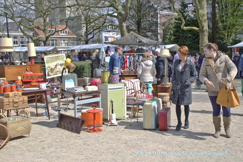 15041909.jpg - FOTOOPDRACHT:Dordrecht:19-04-2015:DORDRECHT - Zondag 19 April 2015 Op het Beverwijcksplein was er weer een POP-up market, waar mensen hun hart konden ophalen met deze mooie zonnige dagDeze digitale foto blijft eigendom van FOTOPERSBURO BUSINK. Wij hanteren de voorwaarden van het N.V.F. en N.V.J. Gebruik van deze foto impliceert dat u bekend bent  en akkoord gaat met deze voorwaarden bij publicatie.EB/ETIENNE BUSINK