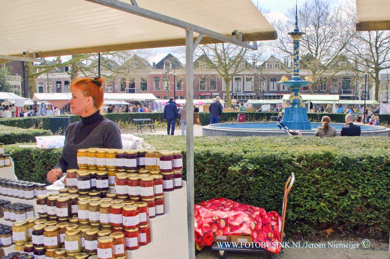 15041910.jpg - FOTOOPDRACHT:Dordrecht:19-04-2015:DORDRECHT - Zondag 19 April 2015 Op het Beverwijcksplein was er weer een POP-up market, waar mensen hun hart konden ophalen met deze mooie zonnige dagDeze digitale foto blijft eigendom van FOTOPERSBURO BUSINK. Wij hanteren de voorwaarden van het N.V.F. en N.V.J. Gebruik van deze foto impliceert dat u bekend bent  en akkoord gaat met deze voorwaarden bij publicatie.EB/ETIENNE BUSINK