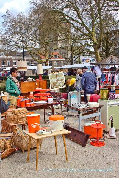 15041911.jpg - FOTOOPDRACHT:Dordrecht:19-04-2015:DORDRECHT - Zondag 19 April 2015 Op het Beverwijcksplein was er weer een POP-up market, waar mensen hun hart konden ophalen met deze mooie zonnige dagDeze digitale foto blijft eigendom van FOTOPERSBURO BUSINK. Wij hanteren de voorwaarden van het N.V.F. en N.V.J. Gebruik van deze foto impliceert dat u bekend bent  en akkoord gaat met deze voorwaarden bij publicatie.EB/ETIENNE BUSINK