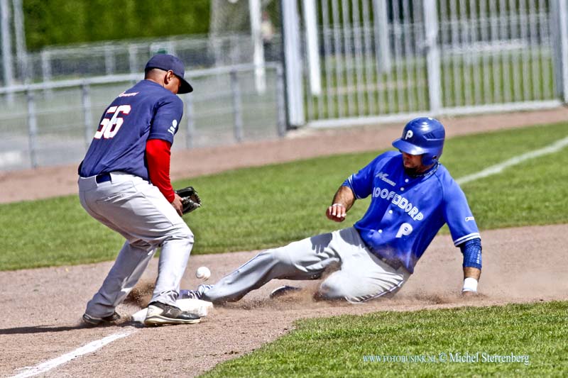 15041912.jpg - FOTOOPDRACHT:Dordrecht:19-04-2015:DORDRECHT - Zondag 19 April 2015 DORDRECHT - Zondag 19 April 2015 Honkbal hoofdklasse Mampaey The Hawks tegen Vaessen Pioniers. Sportpark krommedijk. Deze digitale foto blijft eigendom van FOTOPERSBURO BUSINK. Wij hanteren de voorwaarden van het N.V.F. en N.V.J. Gebruik van deze foto impliceert dat u bekend bent  en akkoord gaat met deze voorwaarden bij publicatie.EB/ETIENNE BUSINK