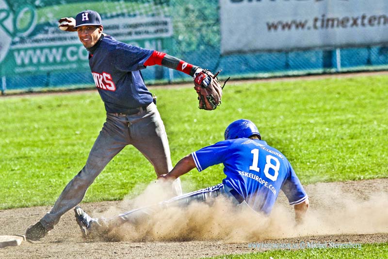 15041915.jpg - FOTOOPDRACHT:Dordrecht:19-04-2015:DORDRECHT - Zondag 19 April 2015 DORDRECHT - Zondag 19 April 2015 Honkbal hoofdklasse Mampaey The Hawks tegen Vaessen Pioniers. Sportpark krommedijk. Deze digitale foto blijft eigendom van FOTOPERSBURO BUSINK. Wij hanteren de voorwaarden van het N.V.F. en N.V.J. Gebruik van deze foto impliceert dat u bekend bent  en akkoord gaat met deze voorwaarden bij publicatie.EB/ETIENNE BUSINK