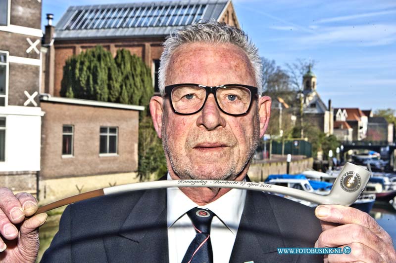 15042001.jpg - FOTOOPDRACHT:Dordrecht:20-04-2015:DORDRECHT - The Mod eigenaar Hans Sonderman ook de De Dordtse wereldkampioen pijproken aan Voorstraat heeft vandaag de Koningspijp in zijn bezit gekregen. Of koning Willem-Alexander er straks tijdens Koningsdag op 27 april meteen de brand in zal jagen is zeer de vraag. Maar dat hij met de speciale Koningsdagpijp een historisch exemplaar in handen krijgt is zeker.Deze digitale foto blijft eigendom van FOTOPERSBURO BUSINK. Wij hanteren de voorwaarden van het N.V.F. en N.V.J. Gebruik van deze foto impliceert dat u bekend bent  en akkoord gaat met deze voorwaarden bij publicatie.EB/ETIENNE BUSINK