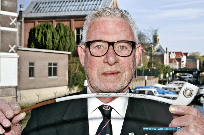 15042002.jpg - FOTOOPDRACHT:Dordrecht:20-04-2015:DORDRECHT - The Mod eigenaar Hans Sonderman ook de De Dordtse wereldkampioen pijproken aan Voorstraat heeft vandaag de Koningspijp in zijn bezit gekregen. Of koning Willem-Alexander er straks tijdens Koningsdag op 27 april meteen de brand in zal jagen is zeer de vraag. Maar dat hij met de speciale Koningsdagpijp een historisch exemplaar in handen krijgt is zeker.Deze digitale foto blijft eigendom van FOTOPERSBURO BUSINK. Wij hanteren de voorwaarden van het N.V.F. en N.V.J. Gebruik van deze foto impliceert dat u bekend bent  en akkoord gaat met deze voorwaarden bij publicatie.EB/ETIENNE BUSINK