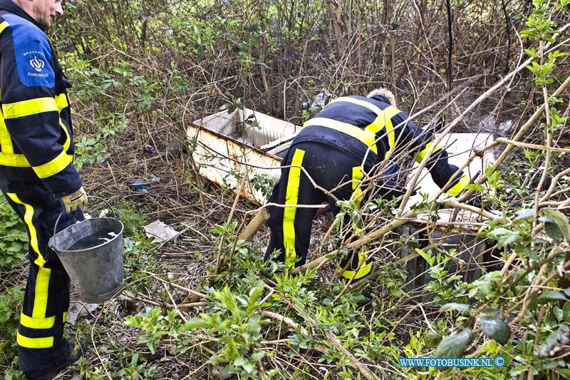 15042005.jpg - FOTOOPDRACHT:Dordrecht:20-04-2015:DORDRECHT - maandag 20 april 2015 moest de brandweer ouderwets een ijskast brandje blussen met emmer water aan de weeskinderdijk boven. Deze digitale foto blijft eigendom van FOTOPERSBURO BUSINK. Wij hanteren de voorwaarden van het N.V.F. en N.V.J. Gebruik van deze foto impliceert dat u bekend bent  en akkoord gaat met deze voorwaarden bij publicatie.EB/ETIENNE BUSINK