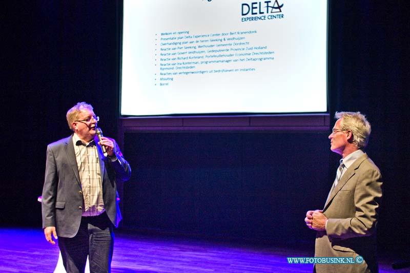 15042011.jpg - FOTOOPDRACHT:Dordrecht:20-04-2015:DORDRECHT - kick-off van het Delta Experience Center het plan voor het Delta Experience Center worden overhandigd aan de heer  Piet Sleeking, Wethouder Gemeente Dordrecht en de heer Govert Veldhuijzen, Gedeputeerde  Provincie Zuid-Holland.  Deze digitale foto blijft eigendom van FOTOPERSBURO BUSINK. Wij hanteren de voorwaarden van het N.V.F. en N.V.J. Gebruik van deze foto impliceert dat u bekend bent  en akkoord gaat met deze voorwaarden bij publicatie.EB/ETIENNE BUSINK