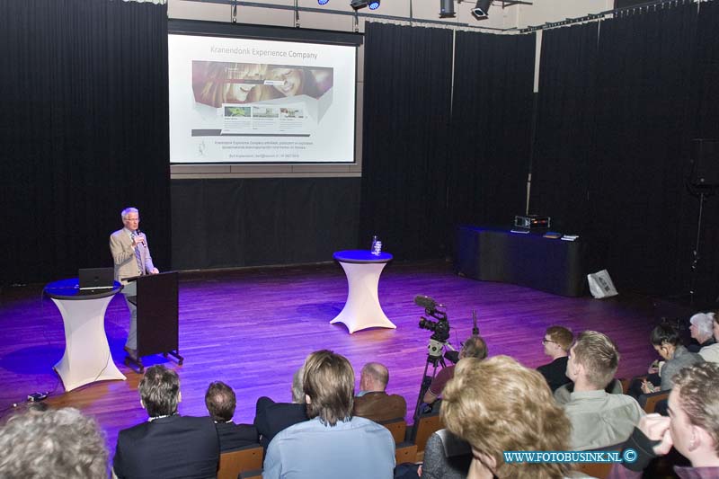 15042013.jpg - FOTOOPDRACHT:Dordrecht:20-04-2015:DORDRECHT - kick-off van het Delta Experience Center het plan voor het Delta Experience Center worden overhandigd aan de heer  Piet Sleeking, Wethouder Gemeente Dordrecht en de heer Govert Veldhuijzen, Gedeputeerde  Provincie Zuid-Holland.  Deze digitale foto blijft eigendom van FOTOPERSBURO BUSINK. Wij hanteren de voorwaarden van het N.V.F. en N.V.J. Gebruik van deze foto impliceert dat u bekend bent  en akkoord gaat met deze voorwaarden bij publicatie.EB/ETIENNE BUSINK