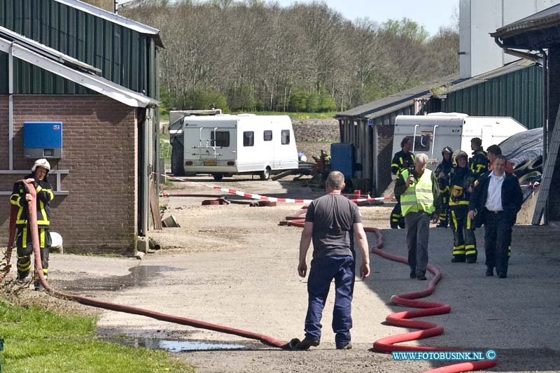 15042101.jpg - FOTOOPDRACHT:Noordeloos:21-04-2015:NOORDELOOS - Grote brand op boederij aan de Botersloot blijkt mee te valeln. In een boerenschuur was een brand ontstaan, maar omdat water winning een probleem is in de polder werdt het grootwater transport systeem van de brandweer ingezet door middel van slangen naar de boerderij te leggen en water uit riviertje verder opgelegen te pompen.Deze digitale foto blijft eigendom van FOTOPERSBURO BUSINK. Wij hanteren de voorwaarden van het N.V.F. en N.V.J. Gebruik van deze foto impliceert dat u bekend bent  en akkoord gaat met deze voorwaarden bij publicatie.EB/ETIENNE BUSINK