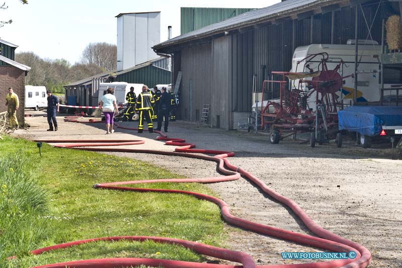 15042102.jpg - FOTOOPDRACHT:Noordeloos:21-04-2015:NOORDELOOS - Grote brand op boederij aan de Botersloot blijkt mee te valeln. In een boerenschuur was een brand ontstaan, maar omdat water winning een probleem is in de polder werdt het grootwater transport systeem van de brandweer ingezet door middel van slangen naar de boerderij te leggen en water uit riviertje verder opgelegen te pompen.Deze digitale foto blijft eigendom van FOTOPERSBURO BUSINK. Wij hanteren de voorwaarden van het N.V.F. en N.V.J. Gebruik van deze foto impliceert dat u bekend bent  en akkoord gaat met deze voorwaarden bij publicatie.EB/ETIENNE BUSINK