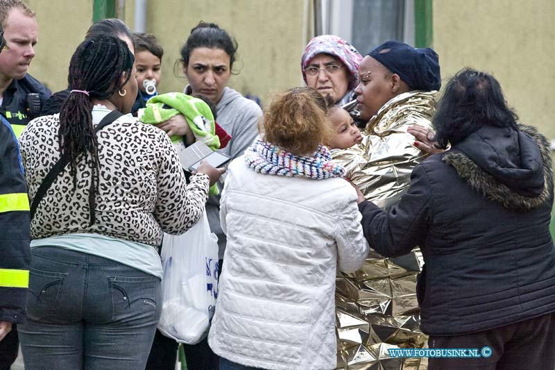 15042201.jpg - FOTOOPDRACHT:Dordrecht:22-04-2015:(Foto: De bewoonster met haar kind in warme dekken wordt getroost)DORDRECHT - 22 april 2015 Bij een uitslaande brand in een woning aan de Pluvierstraat is de bewoonster met haar kind ter nauwe noord gered. De woning brande beneden geheel uit, de vlammen sloegen voor en aan de achterzijde uit de woning. De bewoners worden elders opgevangen de woning is onbewoonbaar verklaard.Deze digitale foto blijft eigendom van FOTOPERSBURO BUSINK. Wij hanteren de voorwaarden van het N.V.F. en N.V.J. Gebruik van deze foto impliceert dat u bekend bent  en akkoord gaat met deze voorwaarden bij publicatie.EB/ETIENNE BUSINK