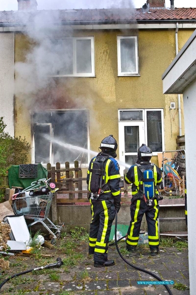 15042203.jpg - FOTOOPDRACHT:Dordrecht:22-04-2015:DORDRECHT - 22 april 2015 Bij een uitslaande brand in een woning aan de Pluvierstraat is de bewoonster met haar kind ter nauwe noord gered. De woning brande beneden geheel uit, de vlammen sloegen voor en aan de achterzijde uit de woning. De bewoners worden elders opgevangen de woning is onbewoonbaar verklaard.Deze digitale foto blijft eigendom van FOTOPERSBURO BUSINK. Wij hanteren de voorwaarden van het N.V.F. en N.V.J. Gebruik van deze foto impliceert dat u bekend bent  en akkoord gaat met deze voorwaarden bij publicatie.EB/ETIENNE BUSINK