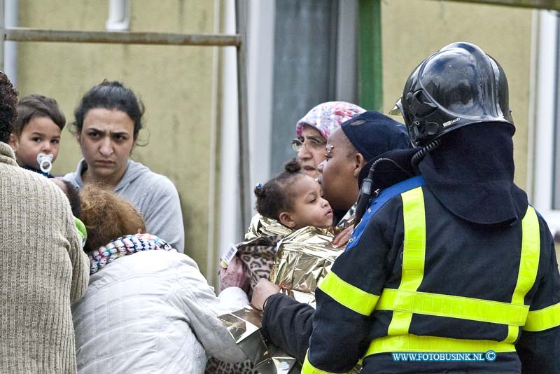 15042206.jpg - FOTOOPDRACHT:Dordrecht:22-04-2015:(Foto: De bewoonster met haar kind in warme dekken wordt getroost)DORDRECHT - 22 april 2015 Bij een uitslaande brand in een woning aan de Pluvierstraat is de bewoonster met haar kind ter nauwe noord gered. De woning brande beneden geheel uit, de vlammen sloegen voor en aan de achterzijde uit de woning. De bewoners worden elders opgevangen de woning is onbewoonbaar verklaard.Deze digitale foto blijft eigendom van FOTOPERSBURO BUSINK. Wij hanteren de voorwaarden van het N.V.F. en N.V.J. Gebruik van deze foto impliceert dat u bekend bent  en akkoord gaat met deze voorwaarden bij publicatie.EB/ETIENNE BUSINK