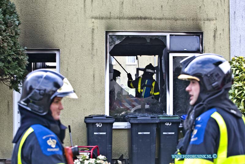 15042207.jpg - FOTOOPDRACHT:Dordrecht:22-04-2015:DORDRECHT - 22 april 2015 Bij een uitslaande brand in een woning aan de Pluvierstraat is de bewoonster met haar kind ter nauwe noord gered. De woning brande beneden geheel uit, de vlammen sloegen voor en aan de achterzijde uit de woning. De bewoners worden elders opgevangen de woning is onbewoonbaar verklaard.Deze digitale foto blijft eigendom van FOTOPERSBURO BUSINK. Wij hanteren de voorwaarden van het N.V.F. en N.V.J. Gebruik van deze foto impliceert dat u bekend bent  en akkoord gaat met deze voorwaarden bij publicatie.EB/ETIENNE BUSINK