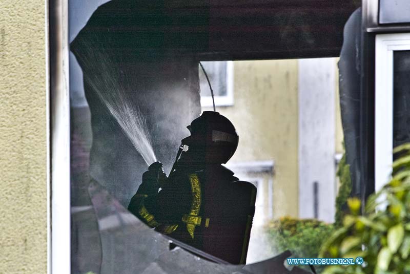 15042209.jpg - FOTOOPDRACHT:Dordrecht:22-04-2015:DORDRECHT - 22 april 2015 Bij een uitslaande brand in een woning aan de Pluvierstraat is de bewoonster met haar kind ter nauwe noord gered. De woning brande beneden geheel uit, de vlammen sloegen voor en aan de achterzijde uit de woning. De bewoners worden elders opgevangen de woning is onbewoonbaar verklaard.Deze digitale foto blijft eigendom van FOTOPERSBURO BUSINK. Wij hanteren de voorwaarden van het N.V.F. en N.V.J. Gebruik van deze foto impliceert dat u bekend bent  en akkoord gaat met deze voorwaarden bij publicatie.EB/ETIENNE BUSINK