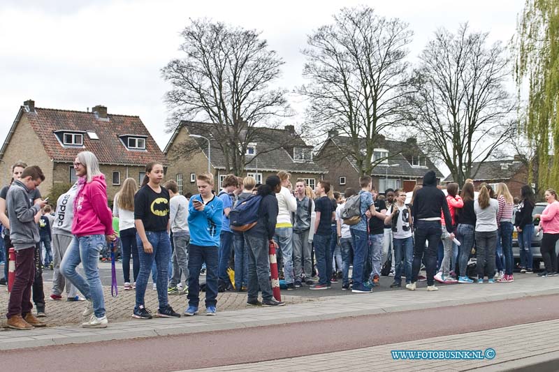 15042211.jpg - FOTOOPDRACHT:Zwijndrecht:22-04-2015:ZWIJNDRECHT -  22 april 2015 Bij een middel brand in een schoolgebouw aan de Laurensvliet, zorgde de honderden leerlingen  voor veel paniek, ze werden met spoed geevacueerd. De brandweer was geruime tijd bezig met het blussen van de brand, het is nog niet bekend of de school nog open gaat voor de leerlingen vandaag.Deze digitale foto blijft eigendom van FOTOPERSBURO BUSINK. Wij hanteren de voorwaarden van het N.V.F. en N.V.J. Gebruik van deze foto impliceert dat u bekend bent  en akkoord gaat met deze voorwaarden bij publicatie.EB/ETIENNE BUSINK