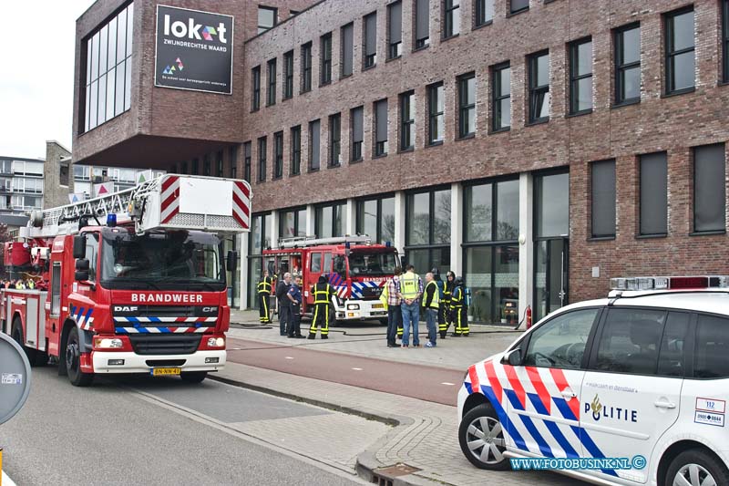 15042212.jpg - FOTOOPDRACHT:Zwijndrecht:22-04-2015:ZWIJNDRECHT -  22 april 2015 Bij een middel brand in een schoolgebouw aan de Laurensvliet, zorgde de honderden leerlingen  voor veel paniek, ze werden met spoed geevacueerd. De brandweer was geruime tijd bezig met het blussen van de brand, het is nog niet bekend of de school nog open gaat voor de leerlingen vandaag.Deze digitale foto blijft eigendom van FOTOPERSBURO BUSINK. Wij hanteren de voorwaarden van het N.V.F. en N.V.J. Gebruik van deze foto impliceert dat u bekend bent  en akkoord gaat met deze voorwaarden bij publicatie.EB/ETIENNE BUSINK