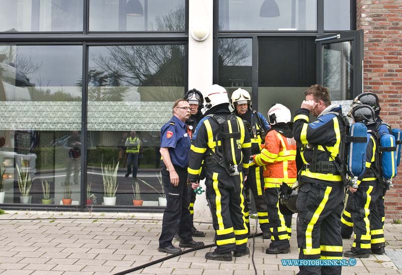 15042213.jpg - FOTOOPDRACHT:Zwijndrecht:22-04-2015:ZWIJNDRECHT -  22 april 2015 Bij een middel brand in een schoolgebouw aan de Laurensvliet, zorgde de honderden leerlingen  voor veel paniek, ze werden met spoed geevacueerd. De brandweer was geruime tijd bezig met het blussen van de brand, het is nog niet bekend of de school nog open gaat voor de leerlingen vandaag.Deze digitale foto blijft eigendom van FOTOPERSBURO BUSINK. Wij hanteren de voorwaarden van het N.V.F. en N.V.J. Gebruik van deze foto impliceert dat u bekend bent  en akkoord gaat met deze voorwaarden bij publicatie.EB/ETIENNE BUSINK