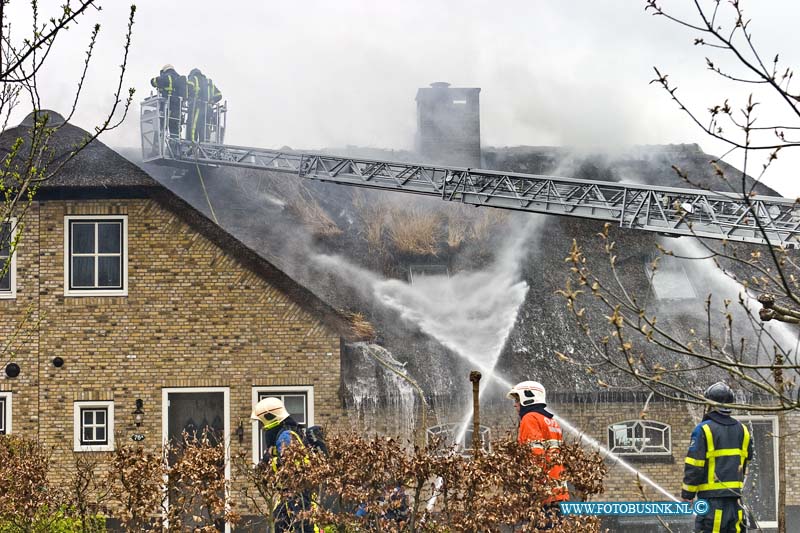 15042214.jpg - FOTOOPDRACHT:Blekensgraaf:22-04-2015:BLEKENSGRAAF - Bij een grote brand in een Woonboerderij aan de Heulenslag, waarbij het riete dak in brand was geraakt had de brand veel werk om het and te redden. Het pand bestaat uit 2 woningen, een brandweerman ontdekte de brand en waarschuwde de bewonners en hulpdiensten. de bewoners zijn flink van slag, 1 van de bewoners lag al in het ziekenhuis.Deze digitale foto blijft eigendom van FOTOPERSBURO BUSINK. Wij hanteren de voorwaarden van het N.V.F. en N.V.J. Gebruik van deze foto impliceert dat u bekend bent  en akkoord gaat met deze voorwaarden bij publicatie.EB/ETIENNE BUSINK