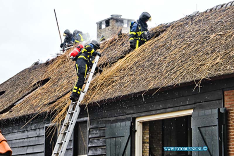 15042215.jpg - FOTOOPDRACHT:Blekensgraaf:22-04-2015:BLEKENSGRAAF - Bij een grote brand in een Woonboerderij aan de Heulenslag, waarbij het riete dak in brand was geraakt had de brand veel werk om het and te redden. Het pand bestaat uit 2 woningen, een brandweerman ontdekte de brand en waarschuwde de bewonners en hulpdiensten. de bewoners zijn flink van slag, 1 van de bewoners lag al in het ziekenhuis.Deze digitale foto blijft eigendom van FOTOPERSBURO BUSINK. Wij hanteren de voorwaarden van het N.V.F. en N.V.J. Gebruik van deze foto impliceert dat u bekend bent  en akkoord gaat met deze voorwaarden bij publicatie.EB/ETIENNE BUSINK