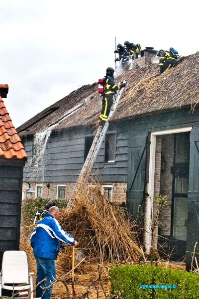 15042217.jpg - FOTOOPDRACHT:Blekensgraaf:22-04-2015:BLEKENSGRAAF - Bij een grote brand in een Woonboerderij aan de Heulenslag, waarbij het riete dak in brand was geraakt had de brand veel werk om het and te redden. Het pand bestaat uit 2 woningen, een brandweerman ontdekte de brand en waarschuwde de bewonners en hulpdiensten. de bewoners zijn flink van slag, 1 van de bewoners lag al in het ziekenhuis.Deze digitale foto blijft eigendom van FOTOPERSBURO BUSINK. Wij hanteren de voorwaarden van het N.V.F. en N.V.J. Gebruik van deze foto impliceert dat u bekend bent  en akkoord gaat met deze voorwaarden bij publicatie.EB/ETIENNE BUSINK