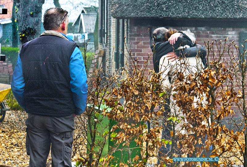 15042218.jpg - FOTOOPDRACHT:Blekensgraaf:22-04-2015:(Foto: Bewoners troosten elkaarbij deze woonboerderij brand)BLEKENSGRAAF - Bij een grote brand in een Woonboerderij aan de Heulenslag, waarbij het riete dak in brand was geraakt had de brand veel werk om het and te redden. Het pand bestaat uit 2 woningen, een brandweerman ontdekte de brand en waarschuwde de bewonners en hulpdiensten. de bewoners zijn flink van slag, 1 van de bewoners lag al in het ziekenhuis.Deze digitale foto blijft eigendom van FOTOPERSBURO BUSINK. Wij hanteren de voorwaarden van het N.V.F. en N.V.J. Gebruik van deze foto impliceert dat u bekend bent  en akkoord gaat met deze voorwaarden bij publicatie.EB/ETIENNE BUSINK