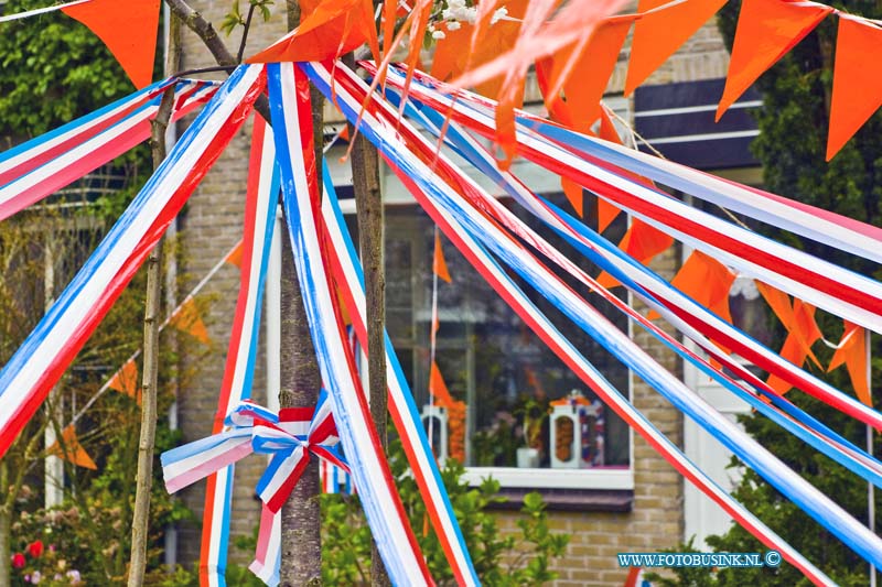 15042301.jpg - FOTOOPDRACHT:Dordrecht:23-04-2015:DORDRECHT - 23 april 2015 Ook in de wijken waar het konings paar gaan niet komen op koningsdag 27 april 2015 zoals de wijk Dubbeldam kleur het al oranje. (Hortensiastraat)Deze digitale foto blijft eigendom van FOTOPERSBURO BUSINK. Wij hanteren de voorwaarden van het N.V.F. en N.V.J. Gebruik van deze foto impliceert dat u bekend bent  en akkoord gaat met deze voorwaarden bij publicatie.EB/ETIENNE BUSINK