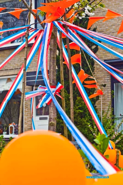 15042302.jpg - FOTOOPDRACHT:Dordrecht:23-04-2015:DORDRECHT - 23 april 2015 Ook in de wijken waar het konings paar gaan niet komen op koningsdag 27 april 2015 zoals de wijk Dubbeldam kleur het al oranje. (Hortensiastraat)Deze digitale foto blijft eigendom van FOTOPERSBURO BUSINK. Wij hanteren de voorwaarden van het N.V.F. en N.V.J. Gebruik van deze foto impliceert dat u bekend bent  en akkoord gaat met deze voorwaarden bij publicatie.EB/ETIENNE BUSINK