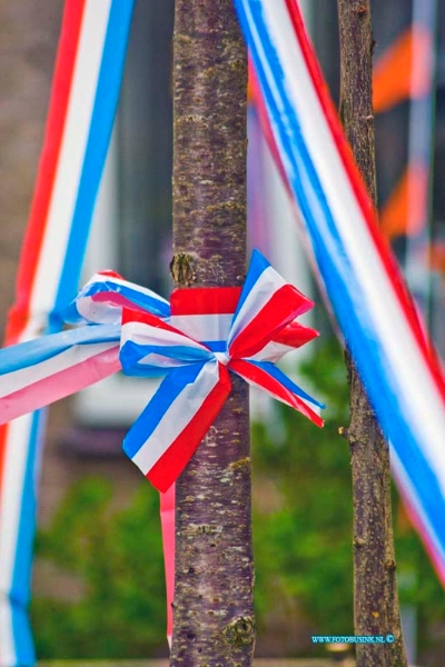 15042303.jpg - FOTOOPDRACHT:Dordrecht:23-04-2015:DORDRECHT - 23 april 2015 Ook in de wijken waar het konings paar gaan niet komen op koningsdag 27 april 2015 zoals de wijk Dubbeldam kleur het al oranje. (Hortensiastraat)Deze digitale foto blijft eigendom van FOTOPERSBURO BUSINK. Wij hanteren de voorwaarden van het N.V.F. en N.V.J. Gebruik van deze foto impliceert dat u bekend bent  en akkoord gaat met deze voorwaarden bij publicatie.EB/ETIENNE BUSINK