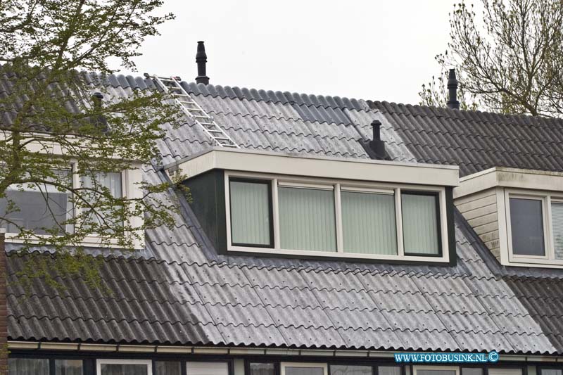 15042305.jpg - FOTOOPDRACHT:Dordrecht:23-04-2015:DORDRECHT - 23 april 2015 Een bewoner van de Jupiterlaan in de wijk Sterrenburg heeft zijn dakpannen woensdag schoon gespoten met een hogedruk reiniger, daarbij blijkt nadat bewoners het niet vertrouwde en de gemeente waarschuwden dat er asbest is vrijgekomen, De bewoners van vijf huizen hebben nood gedwongen vannacht ergens anders moeten geslapen. De Omgevingsdienst is direct ter plaatse gegaan om onderzoek te doen.    Deze digitale foto blijft eigendom van FOTOPERSBURO BUSINK. Wij hanteren de voorwaarden van het N.V.F. en N.V.J. Gebruik van deze foto impliceert dat u bekend bent  en akkoord gaat met deze voorwaarden bij publicatie.EB/ETIENNE BUSINK