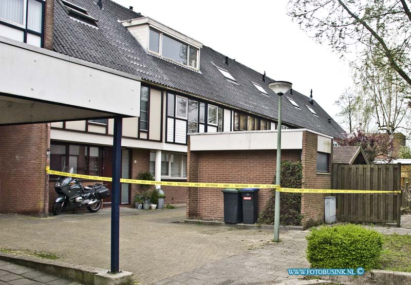 15042306.jpg - FOTOOPDRACHT:Dordrecht:23-04-2015:DORDRECHT - 23 april 2015 Een bewoner van de Jupiterlaan in de wijk Sterrenburg heeft zijn dakpannen woensdag schoon gespoten met een hogedruk reiniger, daarbij blijkt nadat bewoners het niet vertrouwde en de gemeente waarschuwden dat er asbest is vrijgekomen, De bewoners van vijf huizen hebben nood gedwongen vannacht ergens anders moeten geslapen. De Omgevingsdienst is direct ter plaatse gegaan om onderzoek te doen.    Deze digitale foto blijft eigendom van FOTOPERSBURO BUSINK. Wij hanteren de voorwaarden van het N.V.F. en N.V.J. Gebruik van deze foto impliceert dat u bekend bent  en akkoord gaat met deze voorwaarden bij publicatie.EB/ETIENNE BUSINK