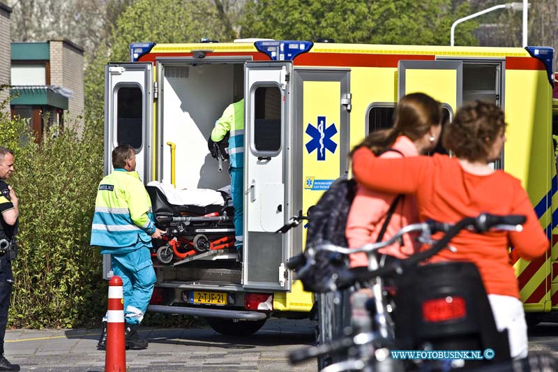 15042401.jpg - Dordrecht:24-04-2015:PAPENDRECHT - 24 april 2015 Bij een fysiotherapie centrum aan de Douwes Dekkerlaan is een kindje ernstig gewond geraakt in een apparaat bekneld een trauma arts uit de Trauma Helikopter moest bijstand verlenen. Het kindje is onder poltie beglijding afgevoerd naar het ziekenhuis. De aanwezige mesen werden door elkaar getroost.Deze digitale foto blijft eigendom van FOTOPERSBURO BUSINK. Wij hanteren de voorwaarden van het N.V.F. en N.V.J. Gebruik van deze foto impliceert dat u bekend bent  en akkoord gaat met deze voorwaarden bij publicatie.EB/ETIENNE BUSINK