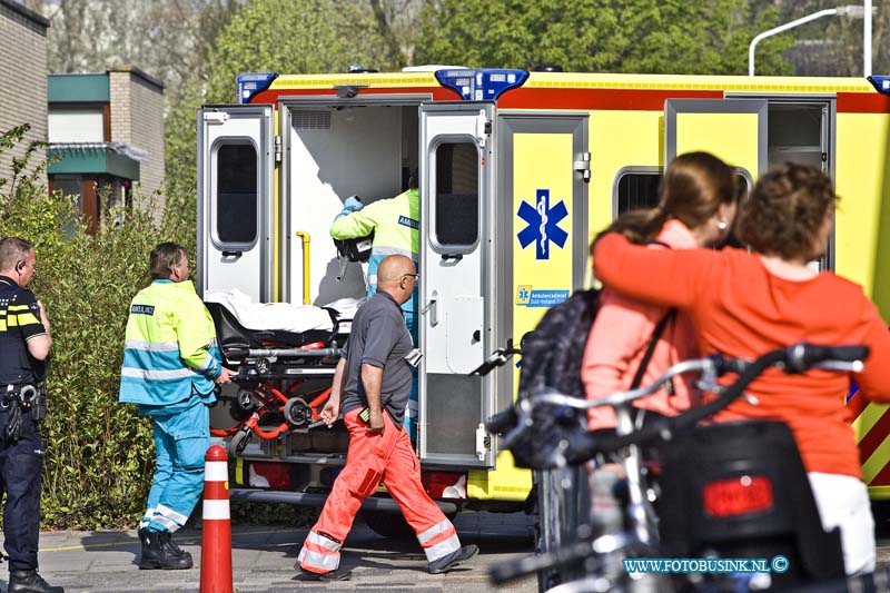 15042402.jpg - Dordrecht:24-04-2015:PAPENDRECHT - 24 april 2015 Bij een fysiotherapie centrum aan de Douwes Dekkerlaan is een kindje ernstig gewond geraakt in een apparaat bekneld een trauma arts uit de Trauma Helikopter moest bijstand verlenen. Het kindje is onder poltie beglijding afgevoerd naar het ziekenhuis. De aanwezige mesen werden door elkaar getroost.Deze digitale foto blijft eigendom van FOTOPERSBURO BUSINK. Wij hanteren de voorwaarden van het N.V.F. en N.V.J. Gebruik van deze foto impliceert dat u bekend bent  en akkoord gaat met deze voorwaarden bij publicatie.EB/ETIENNE BUSINK