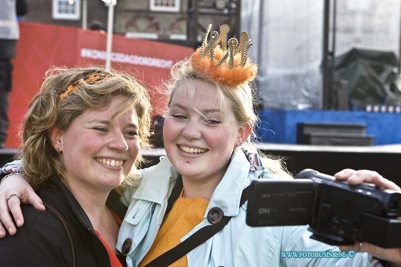 15042701.jpg - Dordrecht:27-04-2015:Dordrecht - 27-april 2015 Eerste-koningsdag-nieuwe-stijl bezoeken Zijne Majesteit Koning Willem-Alexander en Koningin Máxima met hun drie dochters, Prinses Catharina-Amalia (de Prinses van Oranje), Prinses Alexia en Prinses Ariane Dordrecht. ( Foto: Statenplein  De Dordtse jeugd is het einde! ) Deze digitale foto blijft eigendom van FOTOPERSBURO BUSINK. Wij hanteren de voorwaarden van het N.V.F. en N.V.J. Gebruik van deze foto impliceert dat u bekend bent  en akkoord gaat met deze voorwaarden bij publicatie.EB/ETIENNE BUSINK