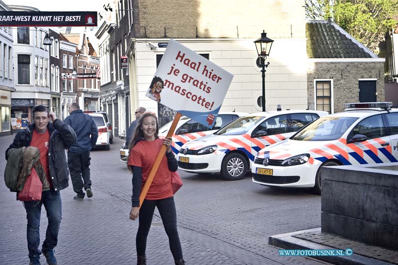 15042703.jpg - Dordrecht:27-04-2015:Dordrecht - 27-april 2015 Eerste-koningsdag-nieuwe-stijl bezoeken Zijne Majesteit Koning Willem-Alexander en Koningin Máxima met hun drie dochters, Prinses Catharina-Amalia (de Prinses van Oranje), Prinses Alexia en Prinses Ariane Dordrecht. ( Foto: stadhuis plein politievergaderd en verkooo begintop de voorstaat  Dordrecht )Deze digitale foto blijft eigendom van FOTOPERSBURO BUSINK. Wij hanteren de voorwaarden van het N.V.F. en N.V.J. Gebruik van deze foto impliceert dat u bekend bent  en akkoord gaat met deze voorwaarden bij publicatie.EB/ETIENNE BUSINK