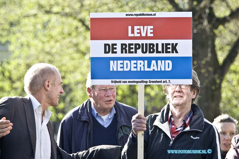 15042704.jpg - Dordrecht:27-04-2015: Foto protestderepubliek nederlandDordrecht - 27-april 2015 Eerste-koningsdag-nieuwe-stijl bezoeken Zijne Majesteit Koning Willem-Alexander en Koningin Máxima met hun drie dochters, Prinses Catharina-Amalia (de Prinses van Oranje), Prinses Alexia en Prinses Ariane Dordrecht. ( Foto: Vaarroute over de Wolwevershaven  Nieuwe Haven )  Deze digitale foto blijft eigendom van FOTOPERSBURO BUSINK. Wij hanteren de voorwaarden van het N.V.F. en N.V.J. Gebruik van deze foto impliceert dat u bekend bent  en akkoord gaat met deze voorwaarden bij publicatie.EB/ETIENNE BUSINK