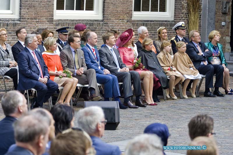 15042714.jpg - Dordrecht - 27-april 2015 Eerste-koningsdag-nieuwe-stijl bezoeken Zijne Majesteit Koning Willem-Alexander en Koningin Máxima met hun drie dochters, Prinses Catharina-Amalia (de Prinses van Oranje), Prinses Alexia en Prinses Ariane Dordrecht. ( Foto: Opening Het HOF van NEDERLAND )NOVUM COPYRIGHT ETIENNE BUSINK