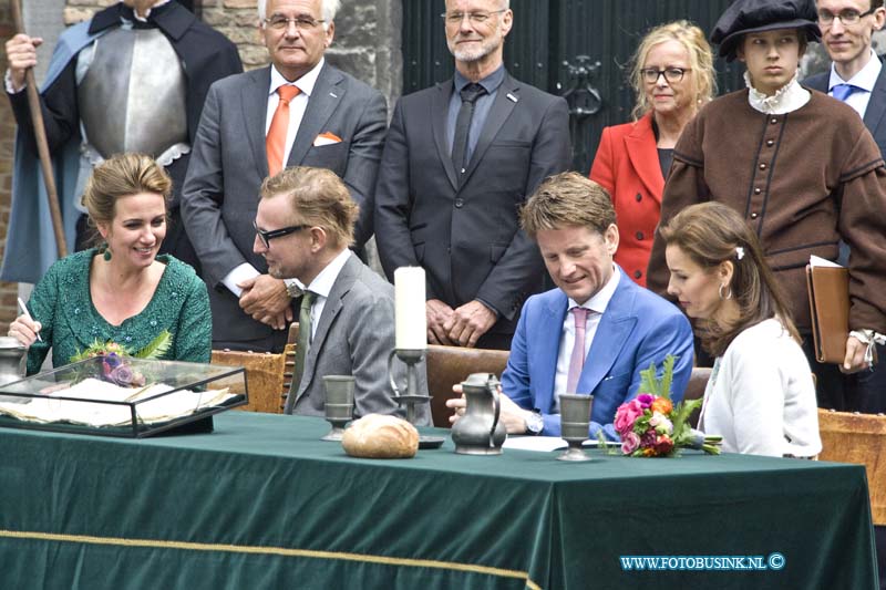 15042719.jpg - Dordrecht - 27-april 2015 Eerste-koningsdag-nieuwe-stijl bezoeken Zijne Majesteit Koning Willem-Alexander en Koningin Máxima met hun drie dochters, Prinses Catharina-Amalia (de Prinses van Oranje), Prinses Alexia en Prinses Ariane Dordrecht. ( Foto: Opening Het HOF van NEDERLAND )NOVUM COPYRIGHT ETIENNE BUSINK