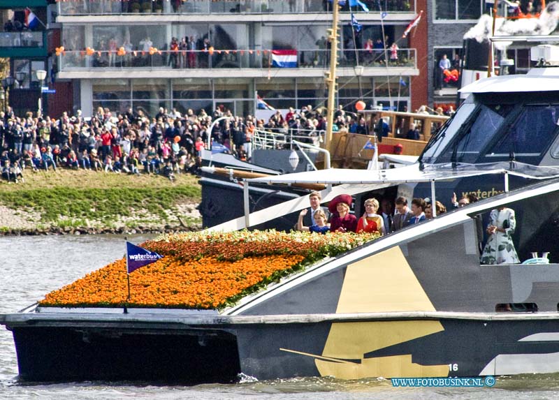 15042726.jpg - Dordrecht - 27-april 2015 Eerste-koningsdag-nieuwe-stijl bezoeken Zijne Majesteit Koning Willem-Alexander en Koningin Máxima met hun drie dochters, Prinses Catharina-Amalia (de Prinses van Oranje), Prinses Alexia en Prinses Ariane Dordrecht. ( Foto: De Grande Parade op het Drierivierenpunt- Groot-hoofd) NOVUM COPYRIGHT ETIENNE BUSINK