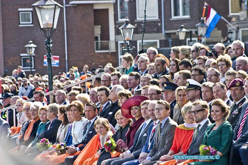 15042727.jpg - Dordrecht - 27-april 2015 Eerste-koningsdag-nieuwe-stijl bezoeken Zijne Majesteit Koning Willem-Alexander en Koningin Máxima met hun drie dochters, Prinses Catharina-Amalia (de Prinses van Oranje), Prinses Alexia en Prinses Ariane Dordrecht. ( Foto: De Grande Parade op het Drierivierenpunt- Groot-hoofd) NOVUM COPYRIGHT ETIENNE BUSINK