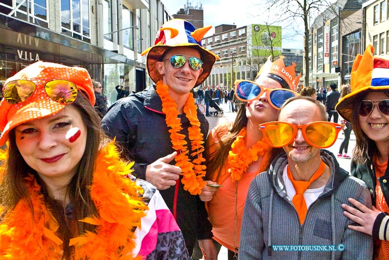 15042733.jpg - Dordrecht:27-04-2015:Dordrecht - 27-april 2015 Eerste-koningsdag-nieuwe-stijl bezoeken Zijne Majesteit Koning Willem-Alexander en Koningin Máxima met hun drie dochters, Prinses Catharina-Amalia (de Prinses van Oranje), Prinses Alexia en Prinses Ariane Dordrecht. ( Foto: Statenplein  De Dordtse jeugd is het einde! ) Deze digitale foto blijft eigendom van FOTOPERSBURO BUSINK. Wij hanteren de voorwaarden van het N.V.F. en N.V.J. Gebruik van deze foto impliceert dat u bekend bent  en akkoord gaat met deze voorwaarden bij publicatie.EB/ETIENNE BUSINK