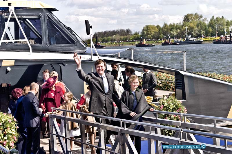 15042734.jpg - Dordrecht:27-04-2015:Dordrecht - 27-april 2015 Eerste-koningsdag-nieuwe-stijl bezoeken Zijne Majesteit Koning Willem-Alexander en Koningin Máxima met hun drie dochters, Prinses Catharina-Amalia (de Prinses van Oranje), Prinses Alexia en Prinses Ariane Dordrecht. ( Foto: De Grande Parade op het Drierivierenpunt- Groot-hoofd)  Deze digitale foto blijft eigendom van FOTOPERSBURO BUSINK. Wij hanteren de voorwaarden van het N.V.F. en N.V.J. Gebruik van deze foto impliceert dat u bekend bent  en akkoord gaat met deze voorwaarden bij publicatie.EB/ETIENNE BUSINK